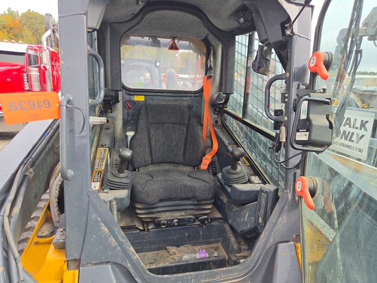 2020-deere-331g-image-39