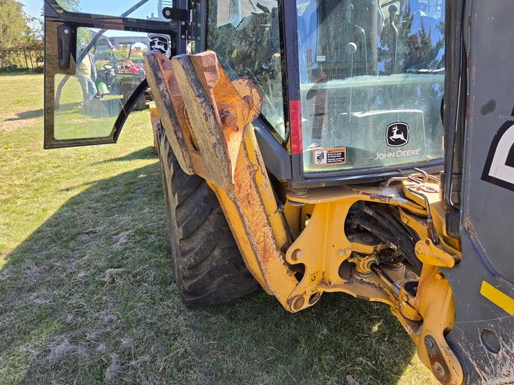 2010-deere-310j-image-23