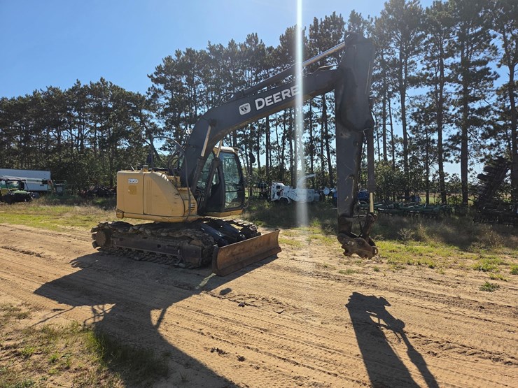 2011-deere-135d-image-7