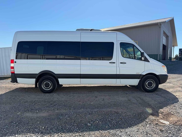 2010-freightliner-passenger-van-image-6