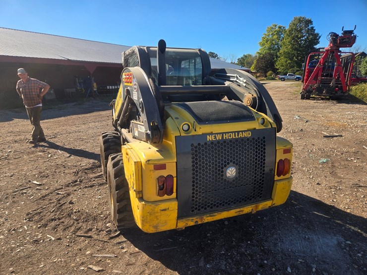 new-holland-l228-image-8