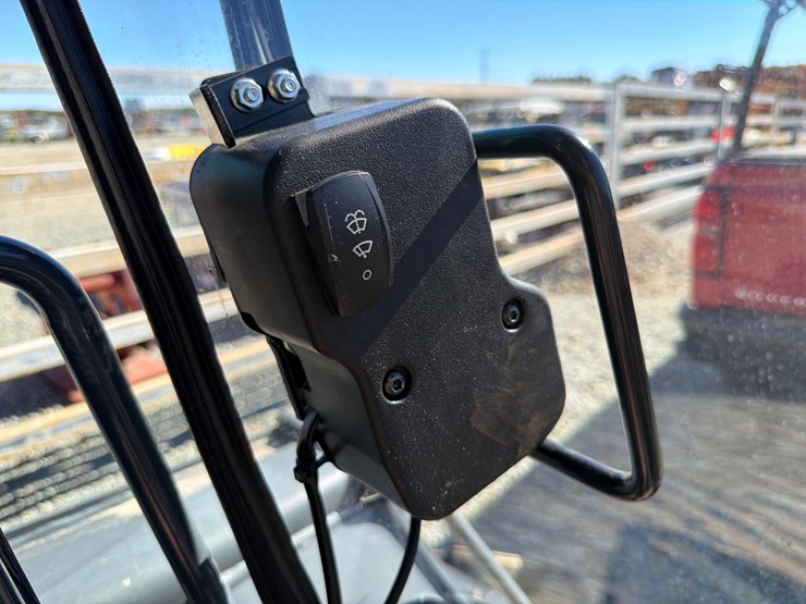 2018-deere-323e-image-56