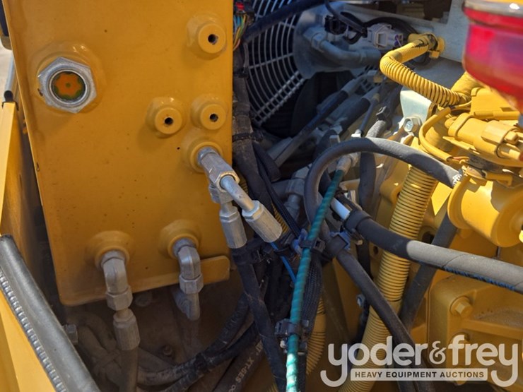 2018-caterpillar-cb34b-image-25