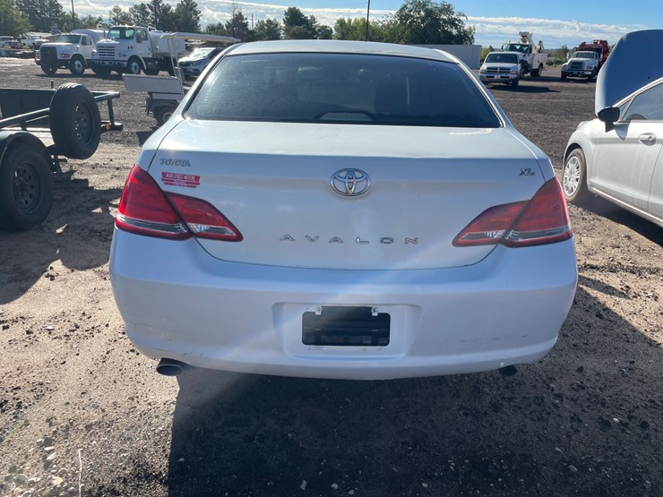 #2762-•-2005-toyota-avalon-(title-in-delay)-image-5