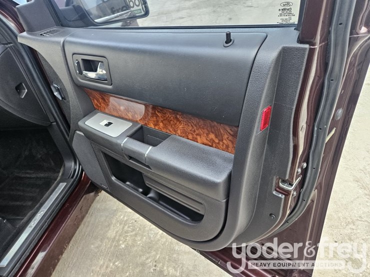 2010-ford-flex-image-39