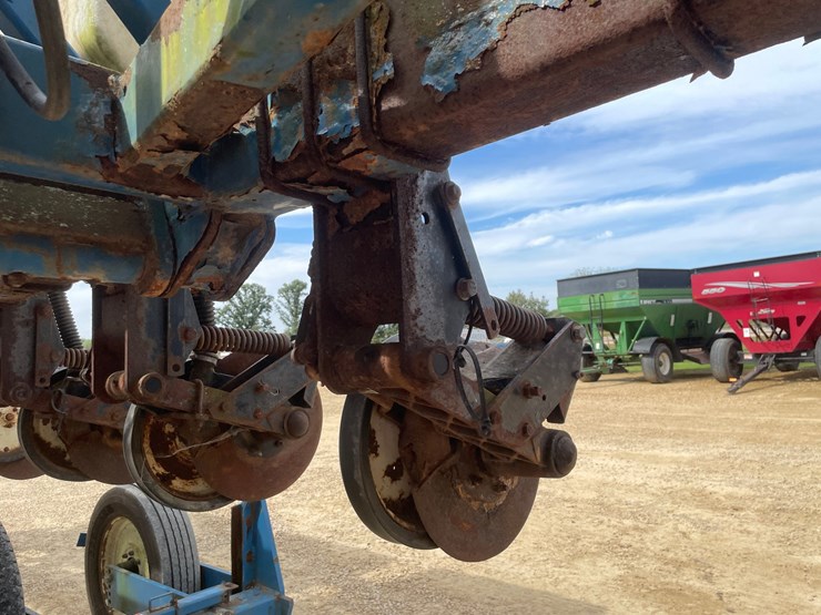 #1275-•-kinze-12'-corn-planter-image-16
