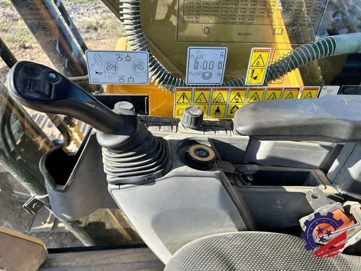2018-caterpillar-320-image-84