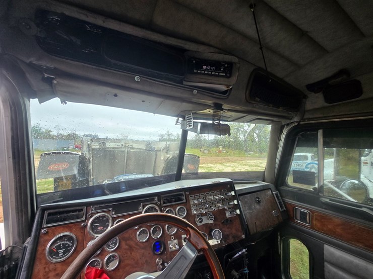 2000-peterbilt-379-image-52