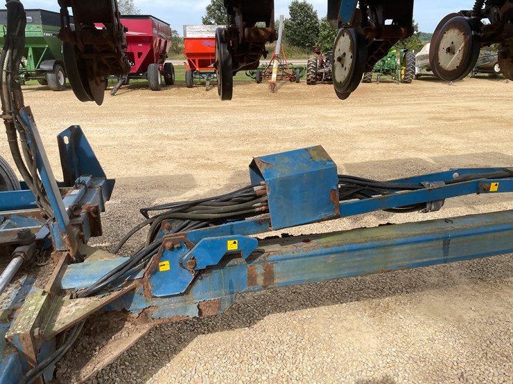 #1275-•-kinze-12'-corn-planter-image-44