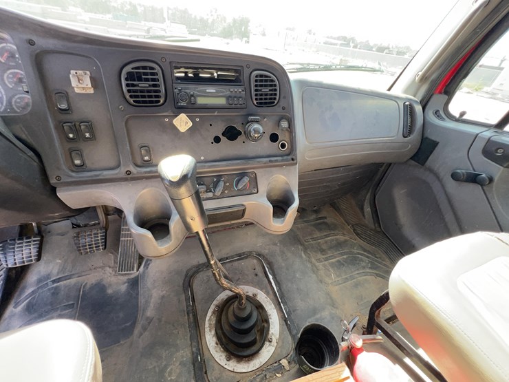 2007-freightliner-m2-business-class-image-24