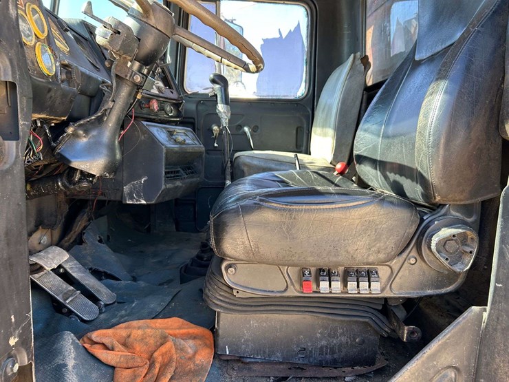 1989-mack-r688st-image-48