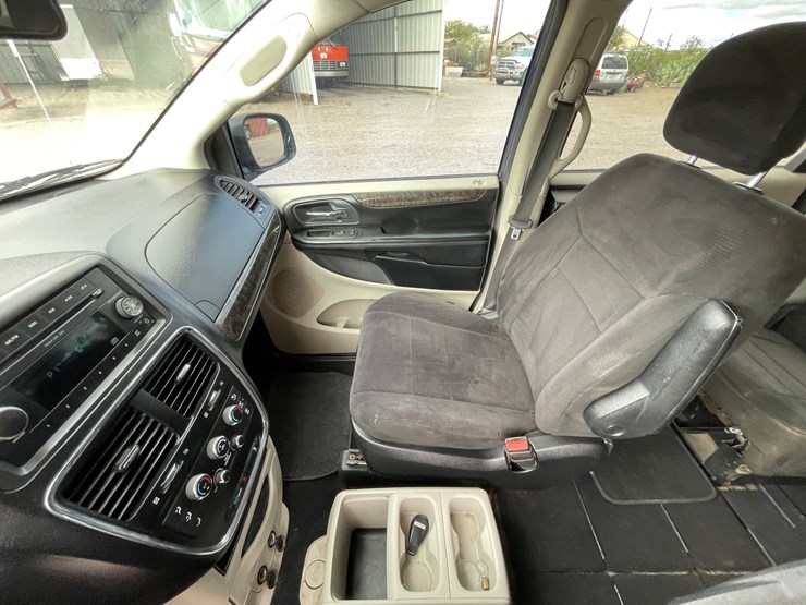 2011-dodge-grand-caravan-image-39