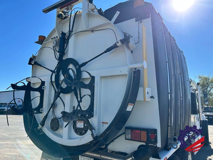 2019-freightliner-114sd-image-82