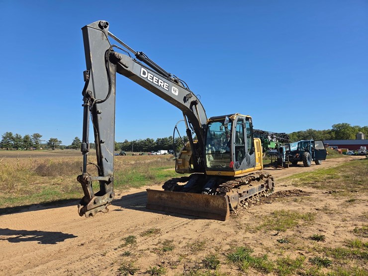 2011-deere-135d-image-9