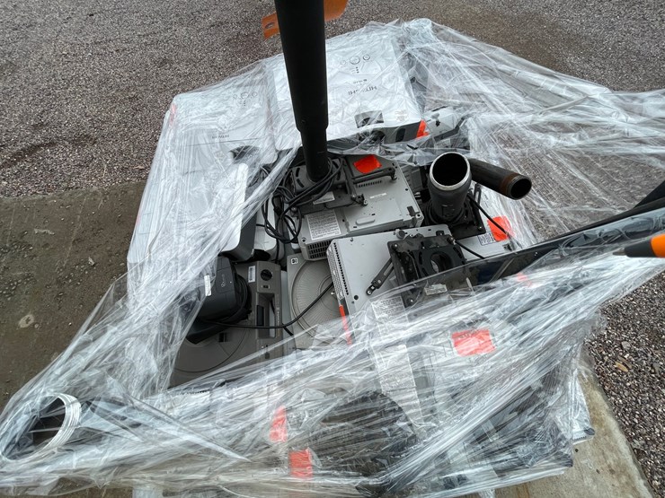 #4685-•-pallet-of-assorted-projectors-image-2