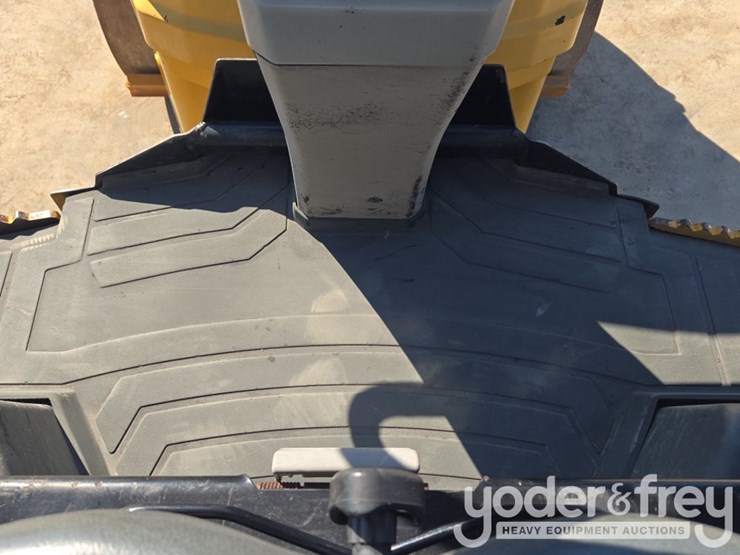 2018-caterpillar-cb34b-image-44