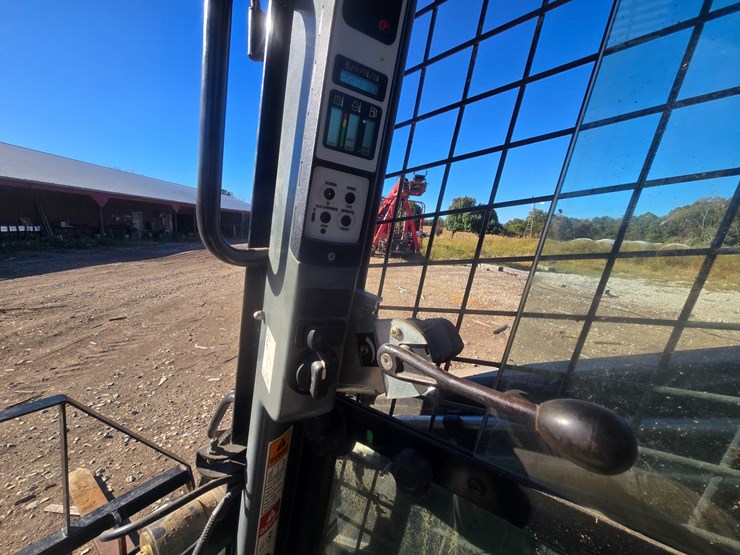new-holland-l228-image-31