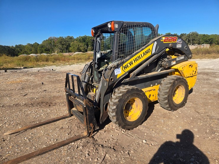 new-holland-l228-image-3