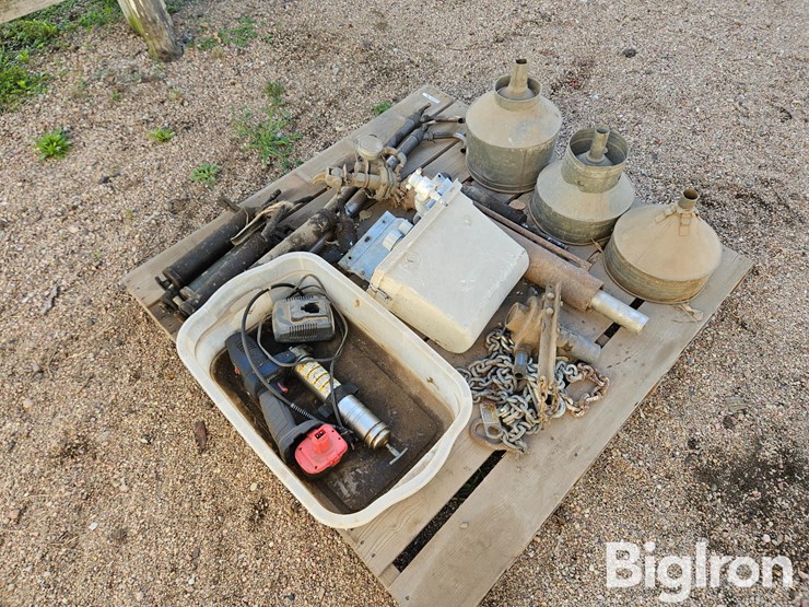 electric-grease-gun,-hydraulic-cylinder-and-other-items-image-6
