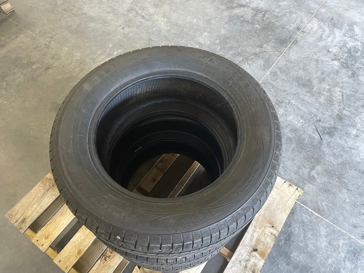 #3026-•-(3)-toyo-celsius-ii-18"-tires-image-3