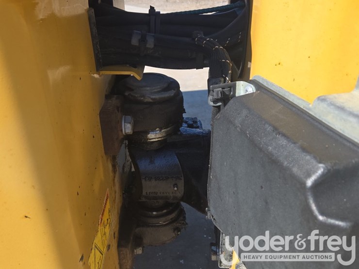 2018-caterpillar-cb34b-image-14