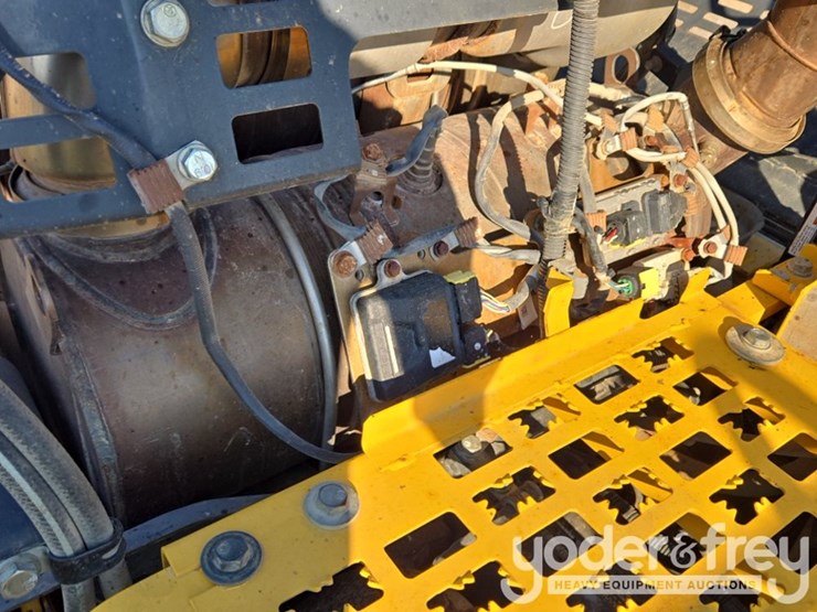 2015-komatsu-pc210-lc-11-image-56