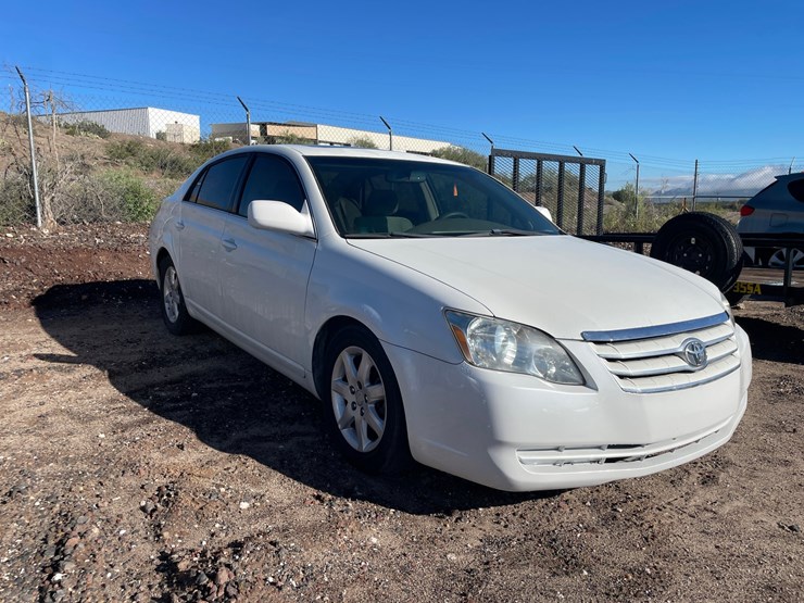 #2762-•-2005-toyota-avalon-(title-in-delay)-image-3