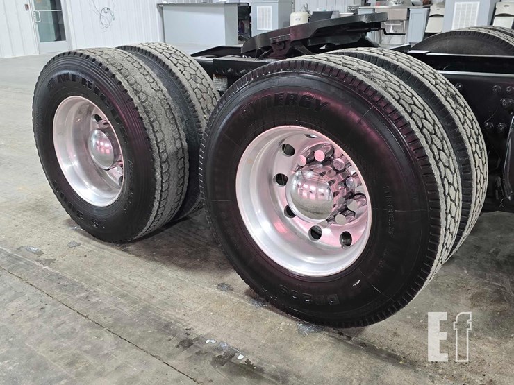 2013-freightliner-cascadia-125-image-24
