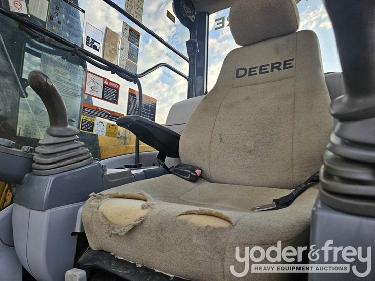 2016-deere-135g-image-44