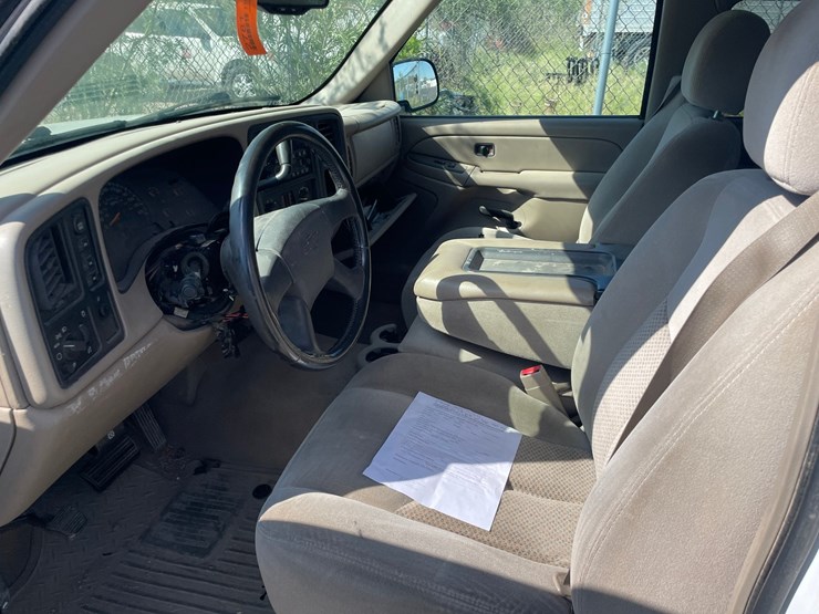 2004-chevrolet-silverado-2500-image-13