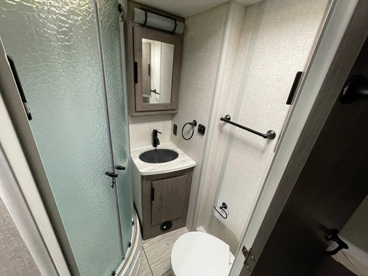 #2824-•-2022-lance-travel-trailer,-(has-new-mexico-title)-image-65
