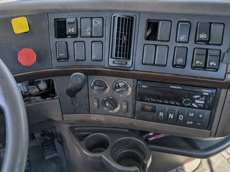 2018-volvo-10-image-21