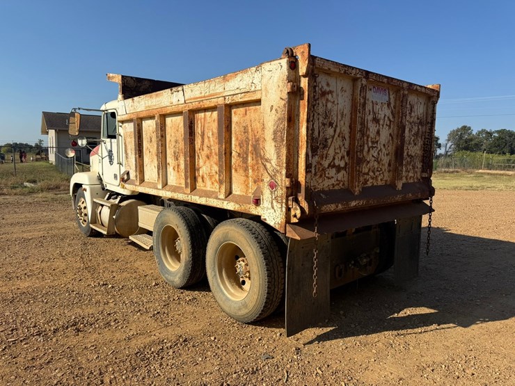 2003-freightliner-fld120-image-2
