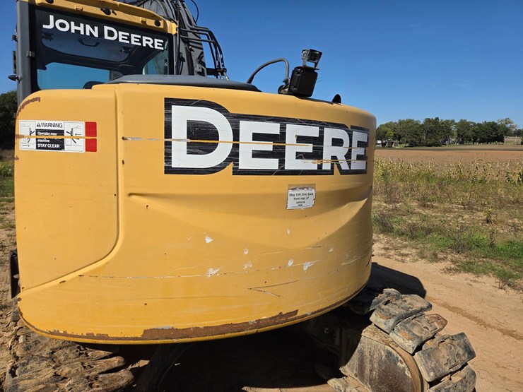 2011-deere-135d-image-18