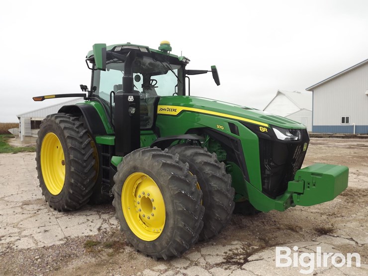 2023-john-deere-8r-370-image-3