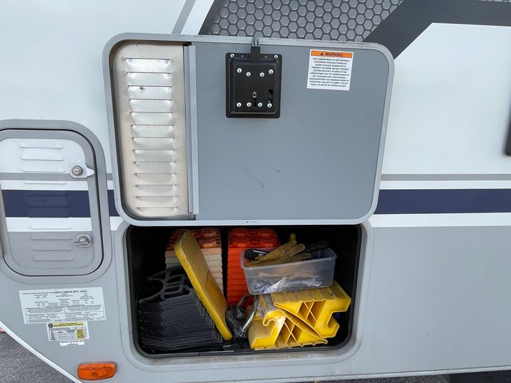 #2824-•-2022-lance-travel-trailer,-(has-new-mexico-title)-image-132