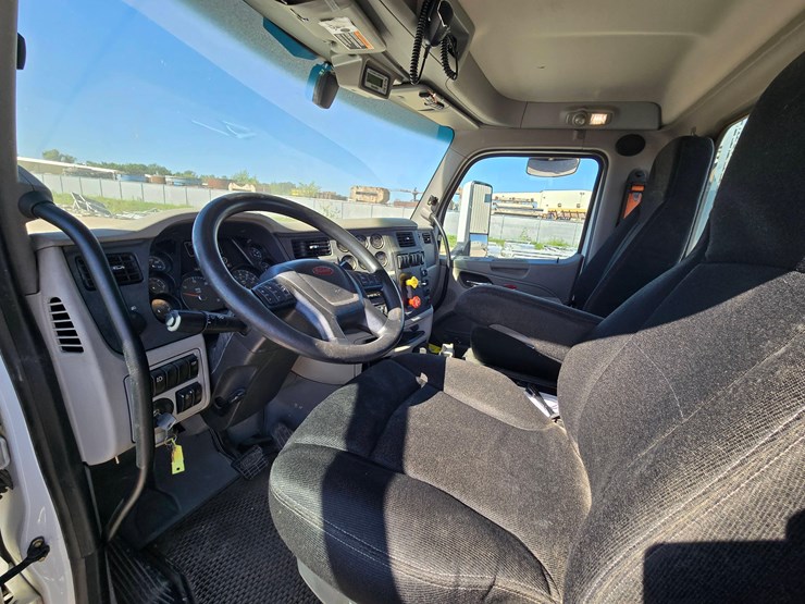 2018-peterbilt-579-image-18