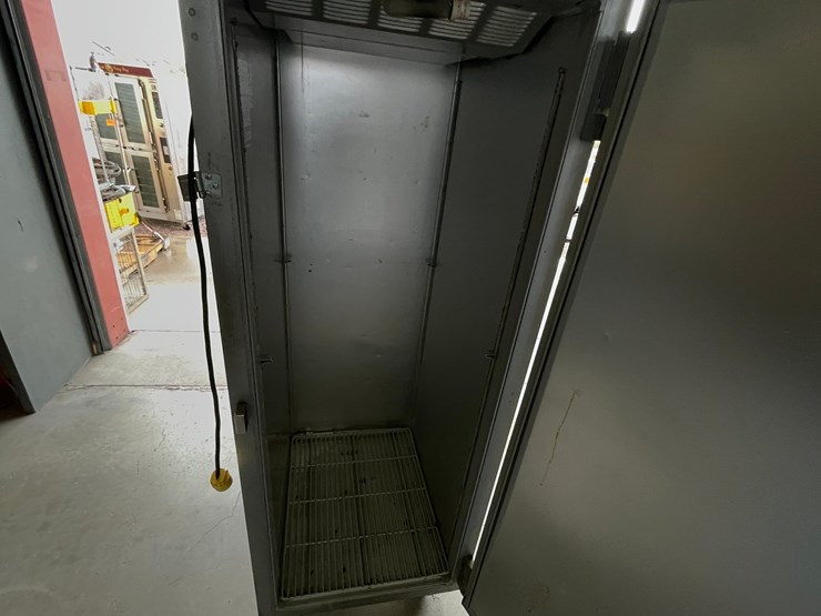 #4672-•-beverage-air-commercial-fridge-image-12