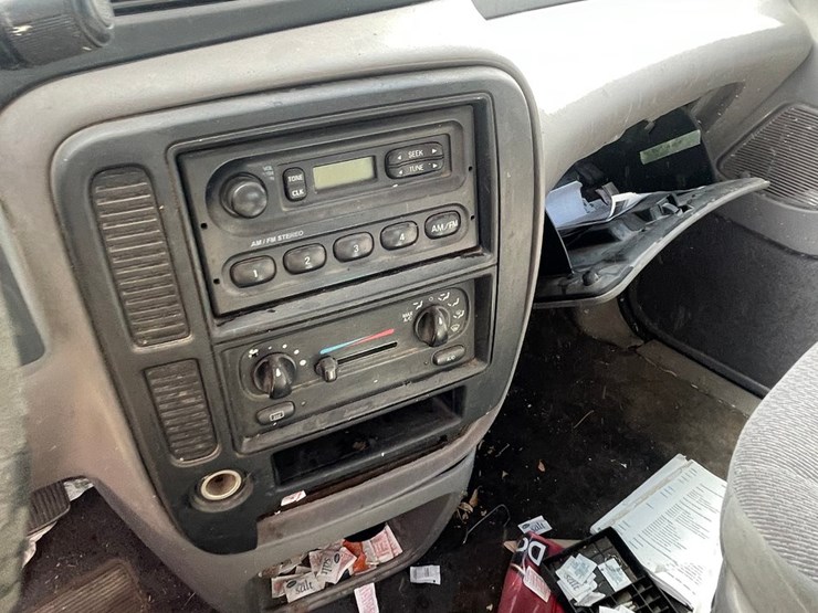 #2774-•-2001-ford-aerostar-van-(has-nm-title)(offsite-at-nmsu)-image-24