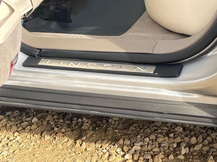 #201-•-2005-lincoln-town-car-(has-wi-title)-image-100