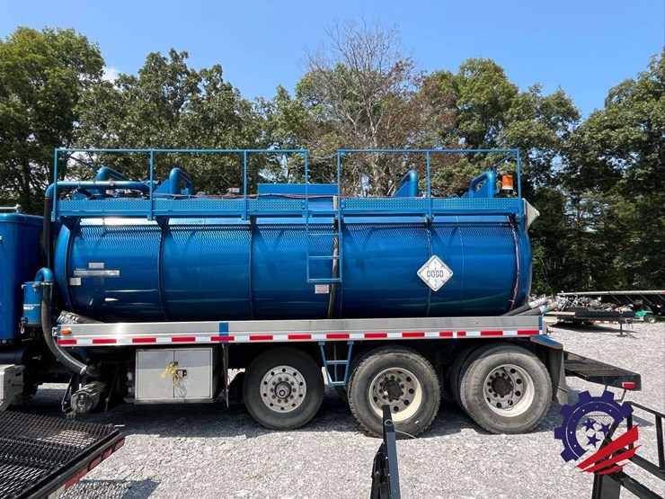 2011-international-paystar-tri-axle-hydrovac-truck-image-28
