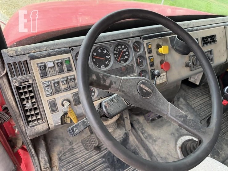 2000-freightliner-fl112-image-17