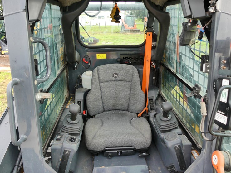 2024-deere-317g-image-12