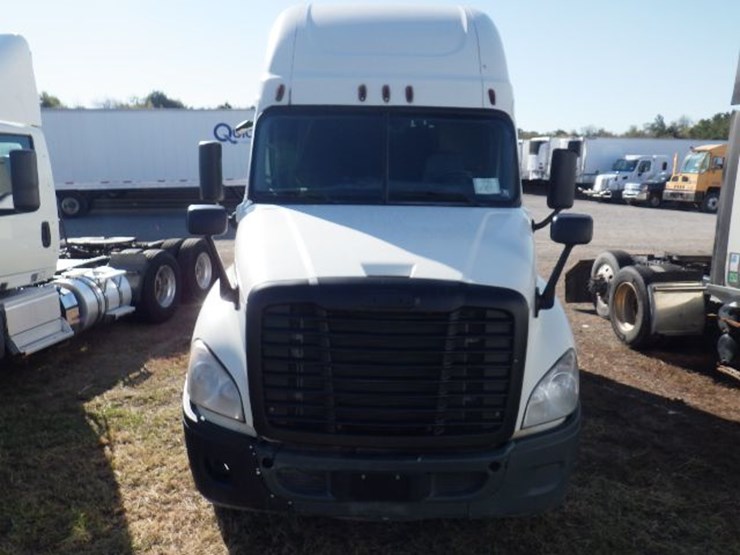 2015-freightliner-cascadia-125-evolution-image-2
