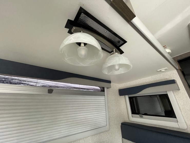 #2824-•-2022-lance-travel-trailer,-(has-new-mexico-title)-image-27