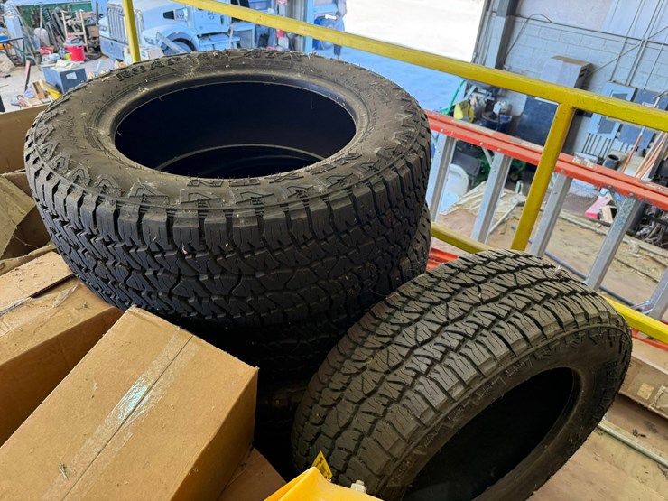 #42068-•-lot-of-(4)-lt27560r20-tires-inv#42068-image-1