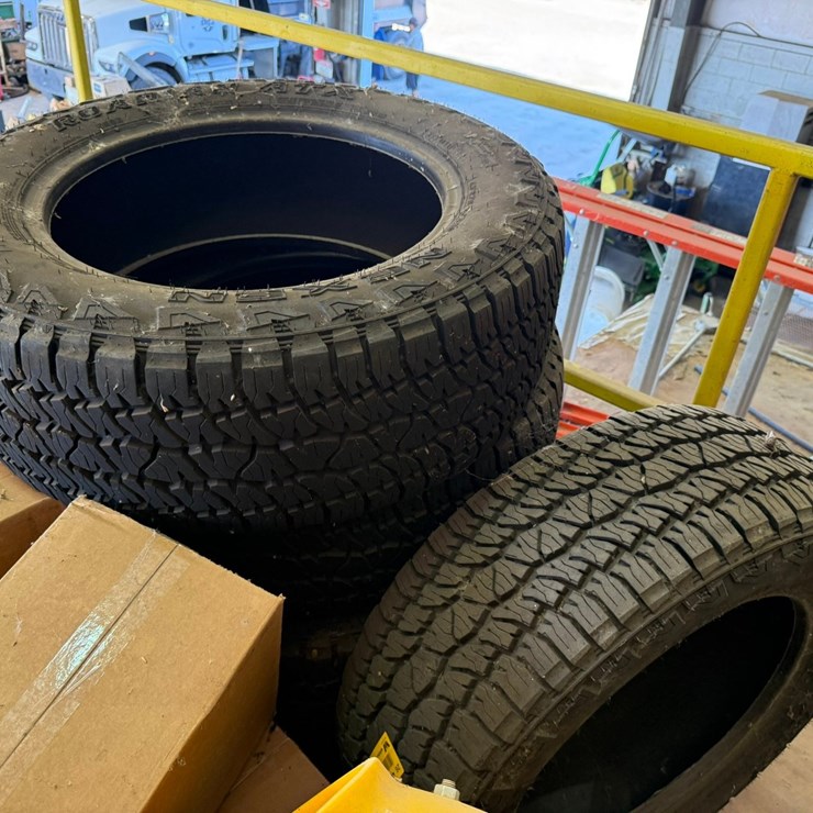 #42068 • Lot of (4) LT27560R20 Tires INV#42068