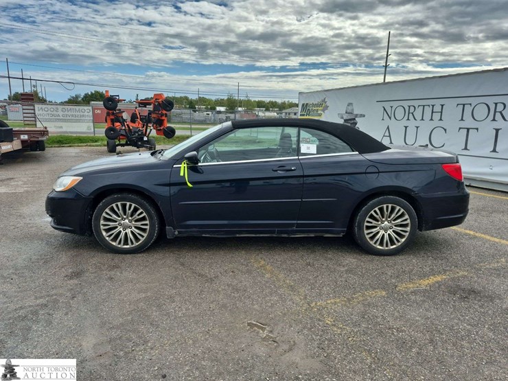 2012-chrysler-200-image-8