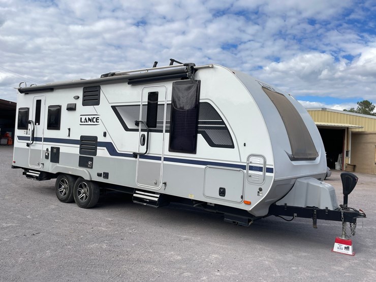 #2824-•-2022-lance-travel-trailer,-(has-new-mexico-title)-image-162