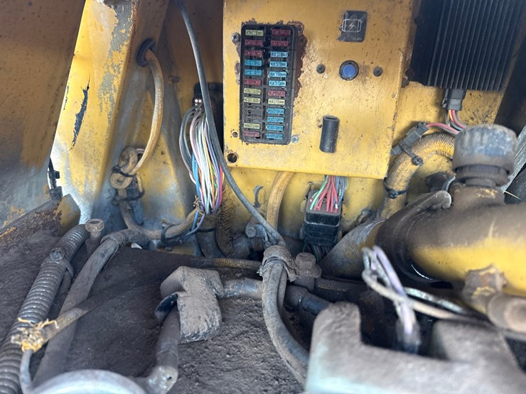 2005-caterpillar-d6n-lgp-image-37